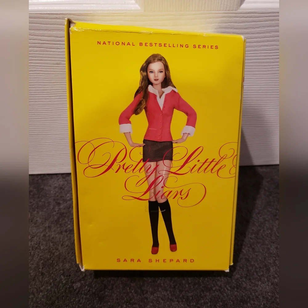 Is pretty little liar's box set books 1-4 - Picture 2 of 2